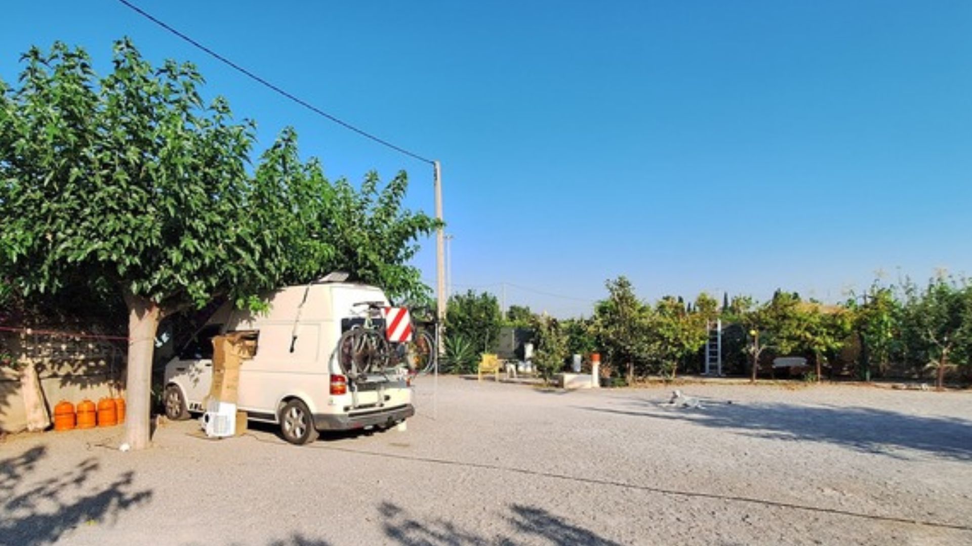 Schattiger Stellplatz auf einem Campingplatz in Spanien als kurzfristige Notlösung während einer Hitzewelle und Mayas Erkrankung. Schattiger Stellplatz auf einem Campingplatz in Spanien als kurzfristige Notlösung während einer Hitzewelle und Mayas Erkrankung.