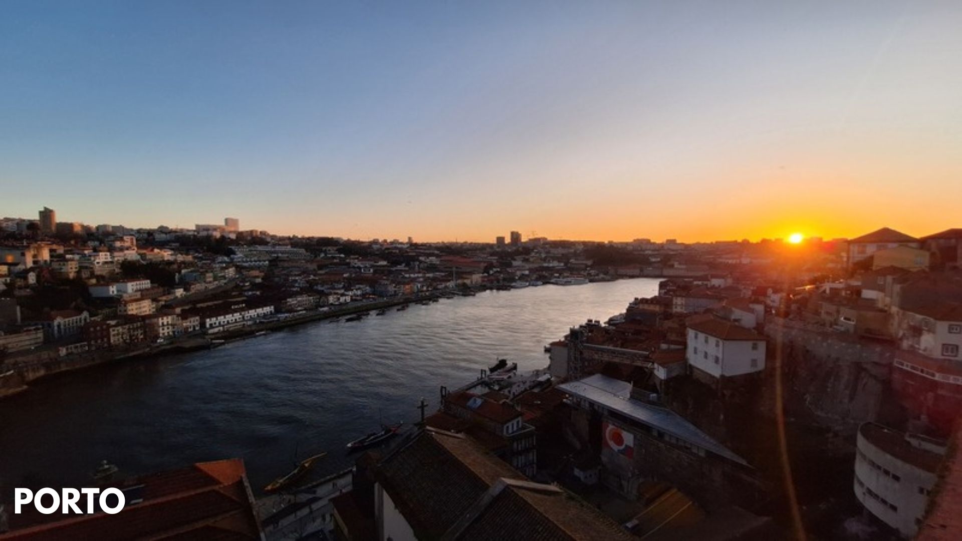 Sonnenuntergang über Porto am Douro – Blick auf die Altstadt während unseres Vanlife-Roadtrips durch Portugal.
