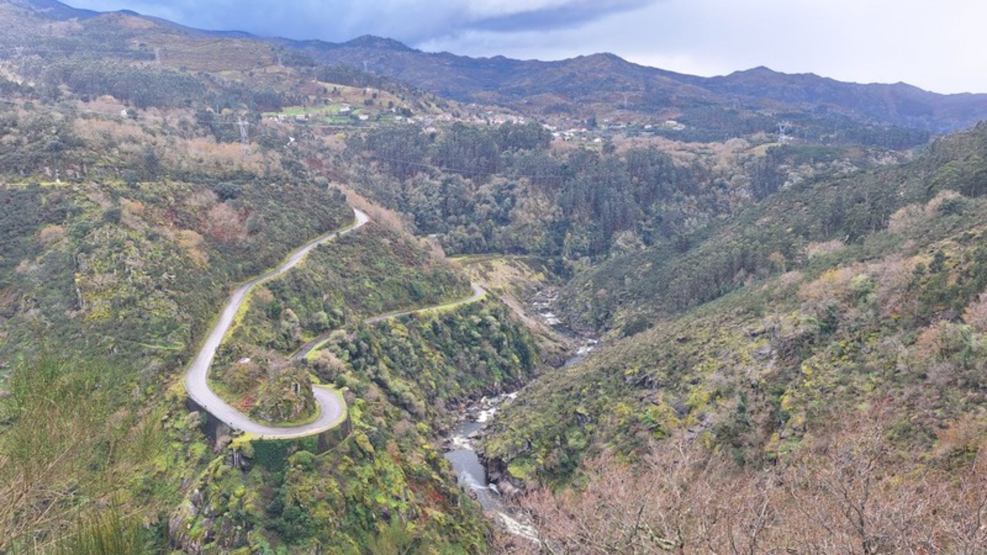 Serpentinenstraße im Peneda-Gerês-Nationalpark in Portugal – beeindruckende Landschaft auf unserem Vanlife-Roadtrip.