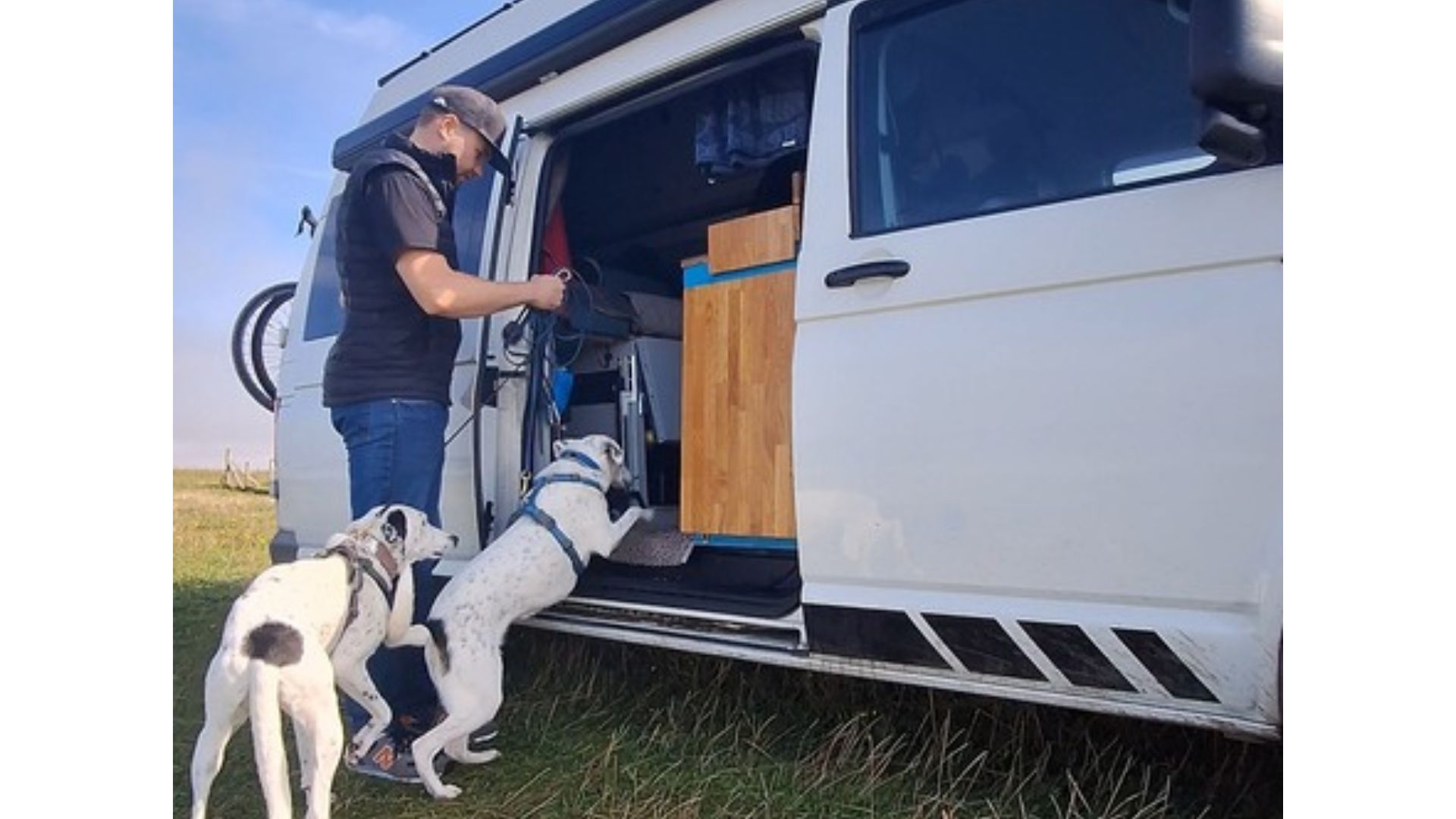 Chris mit Mia und Maya vor dem VW T5 Camper Pepe vor dem Einsteigen – dauerhaftes Zuhause auf Reisen durch Europa Chris mit Mia und Maya vor dem VW T5 Camper Pepe vor dem Einsteigen – dauerhaftes Zuhause auf Reisen durch Europa