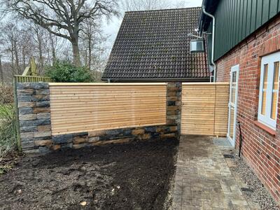 Moderner Sichtschutzzaun aus Holz als Gartenbegrenzung von TB-Gartenreich