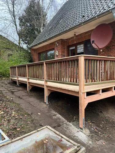 Holzterrasse aus Douglasie im Garten von TB-Gartenreich in Ahlefeld-Bistensee