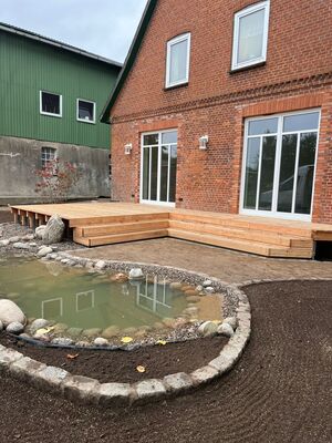 Pergola aus Holz über einer Terrasse, gefertigt von TB-Gartenreich