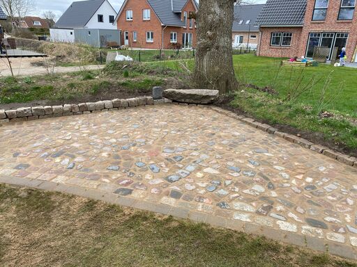 Natursteine am Baum im Garten