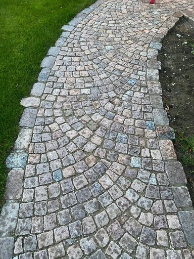 Natursteinweg mit Granitplatten gestaltet von TB-Gartenreich