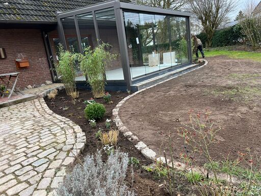 Pergola aus Holz über einer Terrasse, gefertigt von TB-Gartenreich