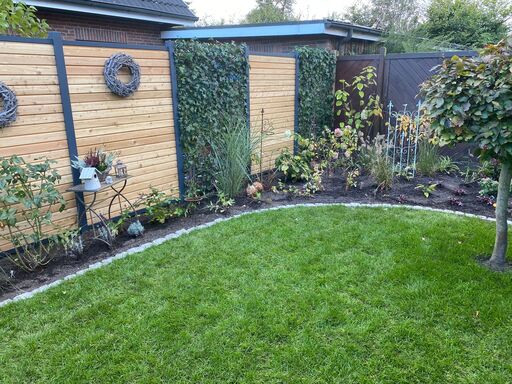 Neupflanzung eines Baumes im Privatgarten durch TB-Gartenreich