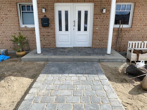 Detailansicht einer Pflasterfläche mit sauberer Fugenverlegung durch TB-Gartenreich