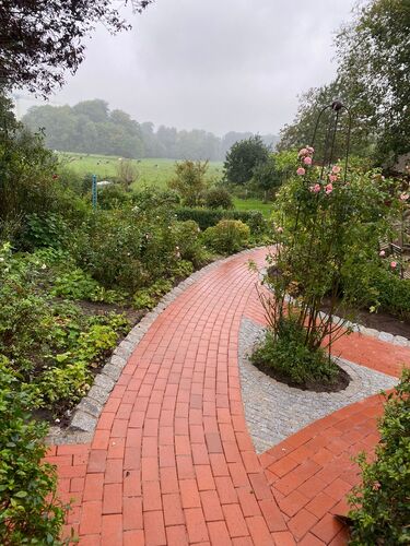 Pflasterterrasse mit Klinkerbelag gestaltet von TB-Gartenreich