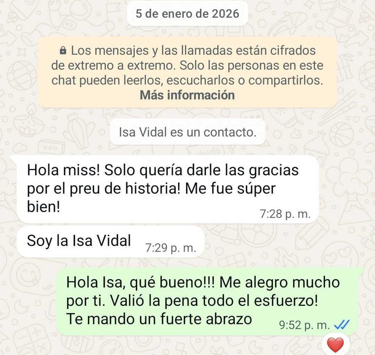 Mensaje de WhatsApp de Isa Vidal a la profesora Carolina: Hola miss, solo quería darle las gracias por el preu de historia, me fue súper bien.
