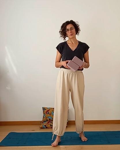 photo de Gaëlle GEVRIN-VINCENT fondatrice de Scolioconnect en posture d'écoute symolisant expertise et bienveillance