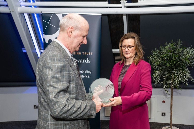 Su presenting the award Su presenting the award