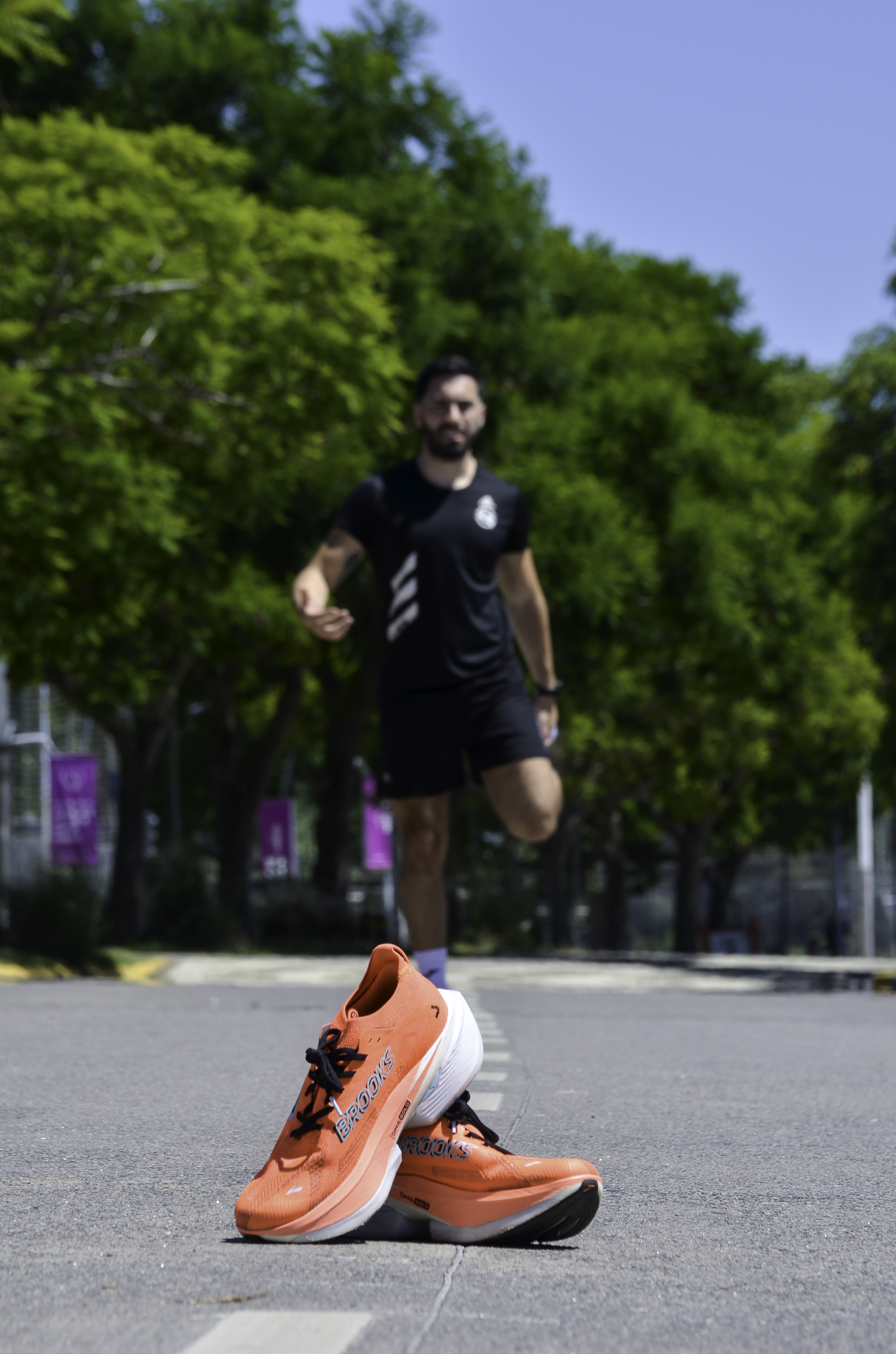 Zapatillas Brooks · Lucas Rodriguez al fondo