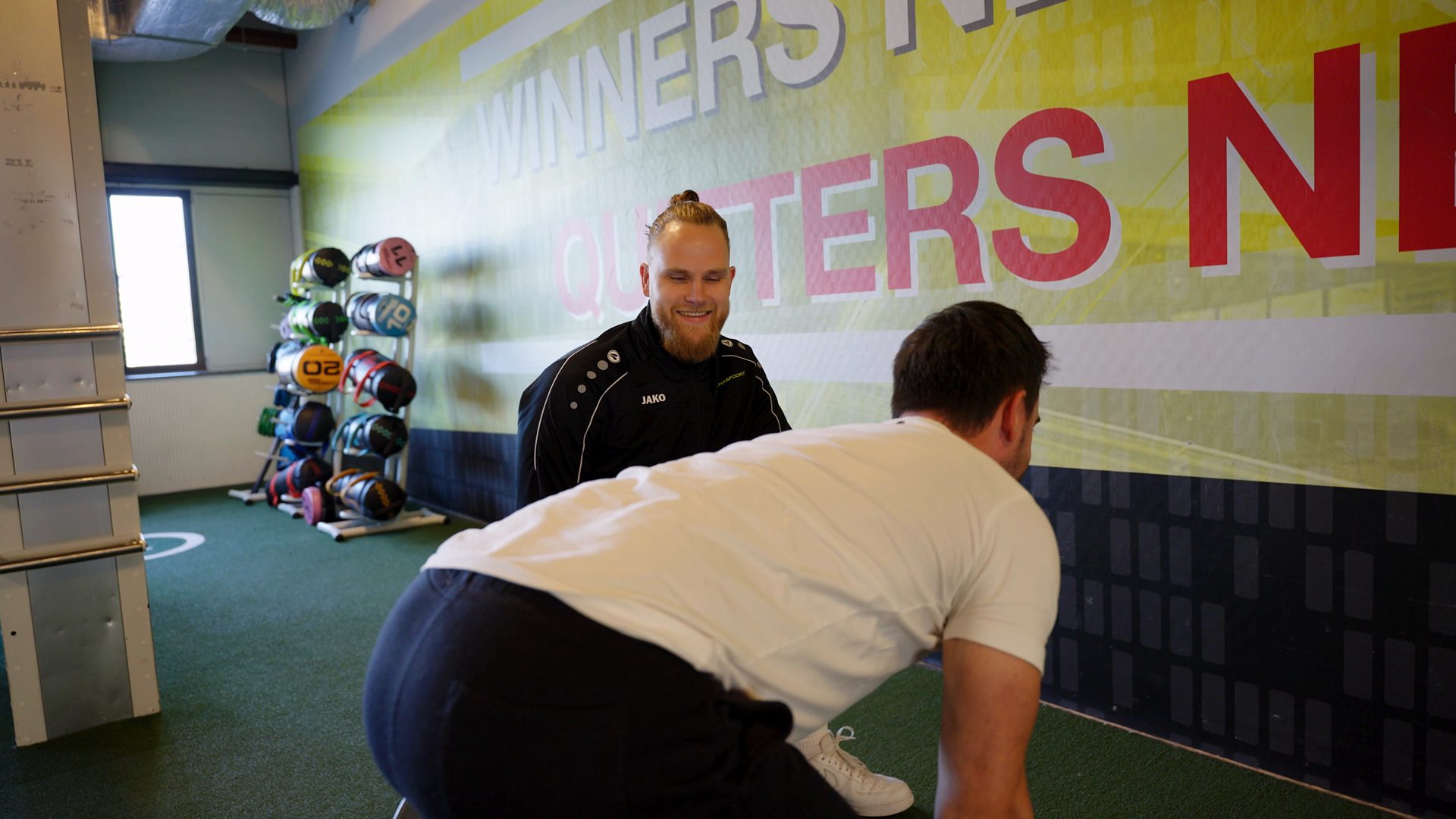 Demi coacht lachend een deadlift