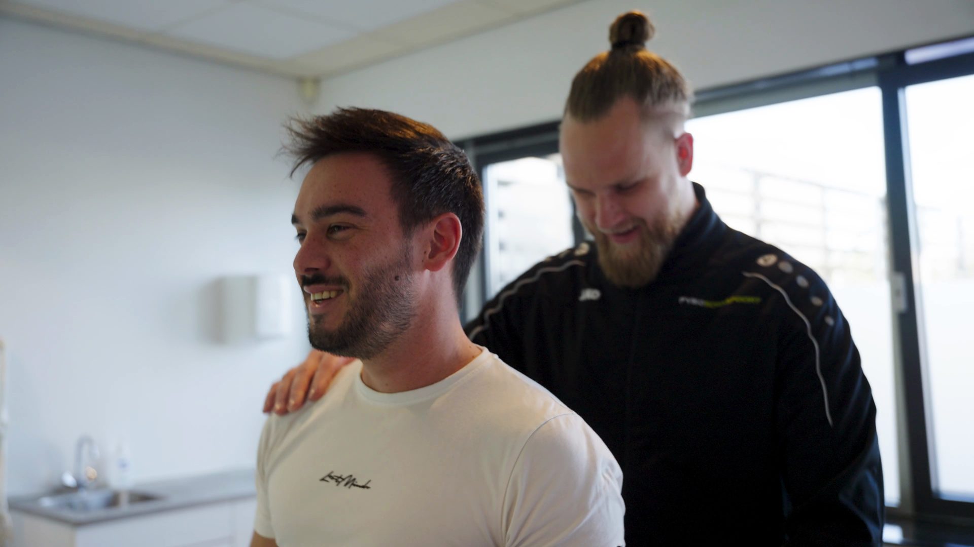 Patiënt en Demi lachen samen