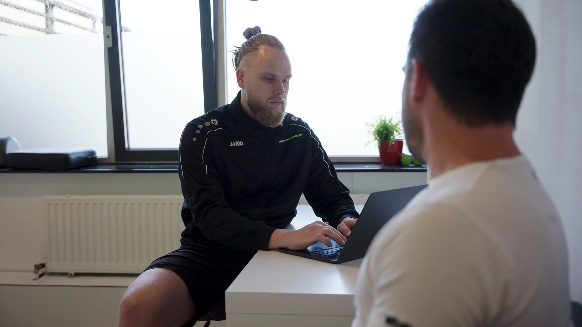Intakegesprek in de behandelkamer