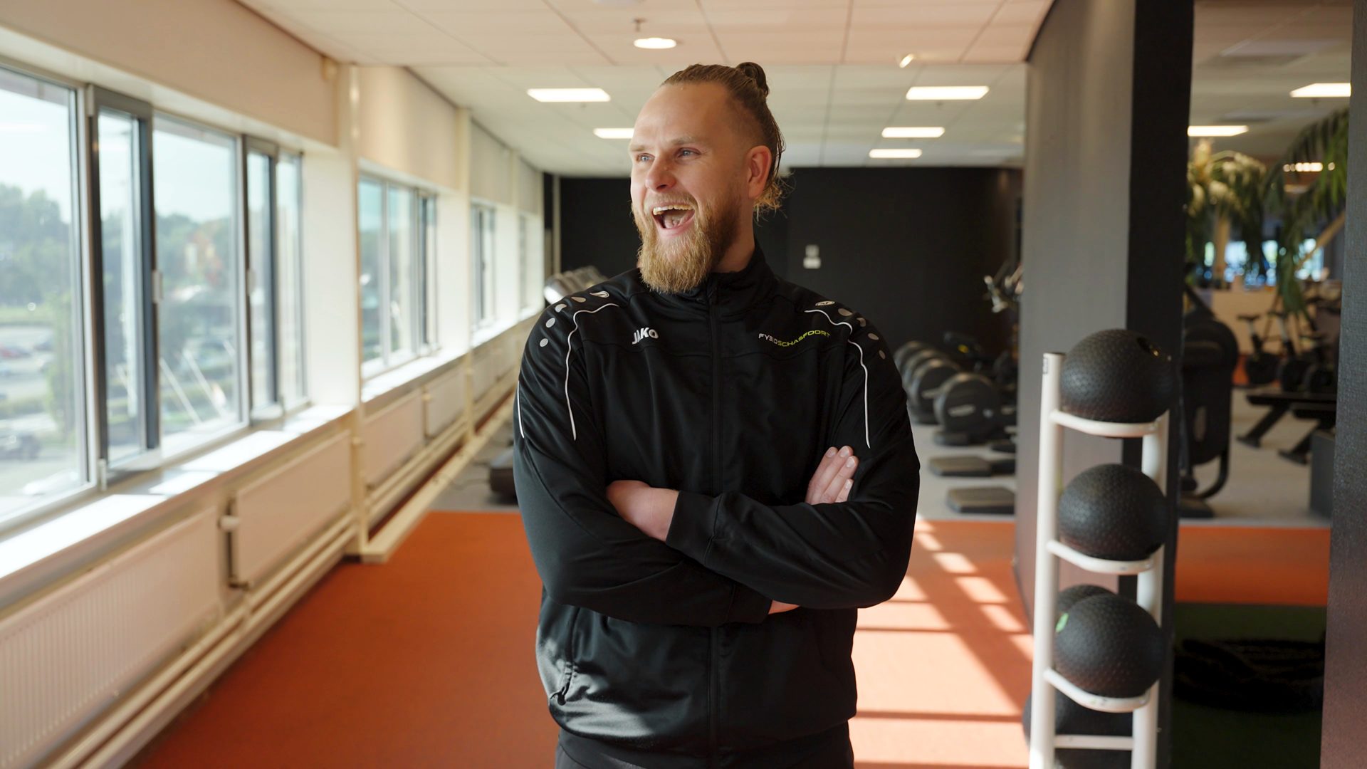 Demi lacht in de gang van SportCity Hengelo