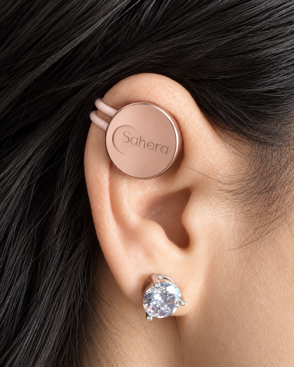 Visuel de la boutique montrant SaHera porté dans le creux supérieur de l’oreille
