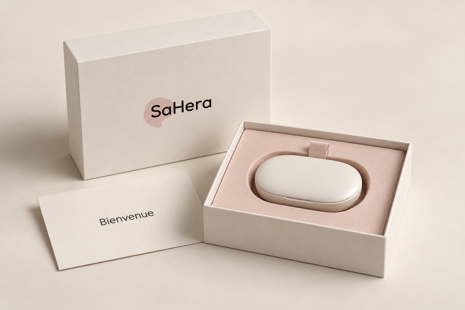 Concept du packaging SaHera : boîte ivoire, intérieur rose doux, boîtier compact et carte de bienvenue