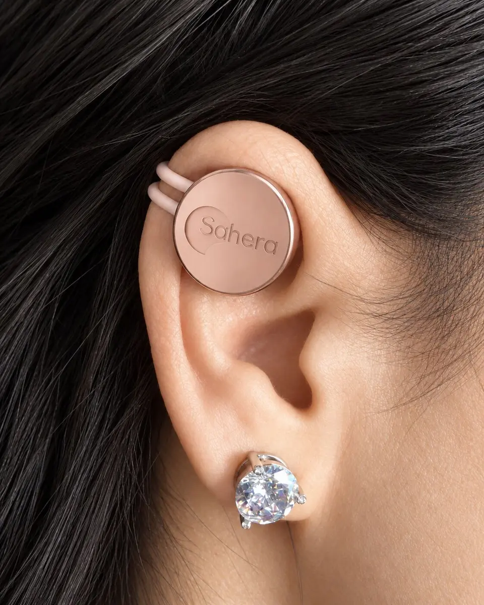 Illustrative presentation of the SaHera device worn on the upper ear.