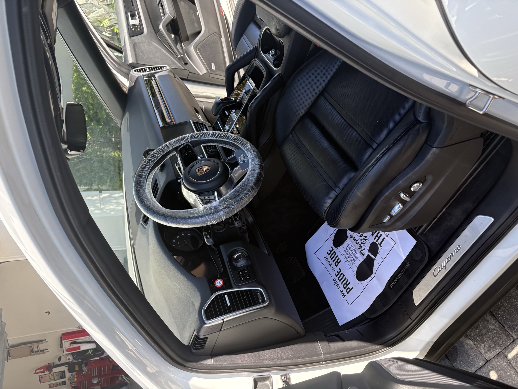 White Porsche Cayenne interior &mdash; full detail by Dany