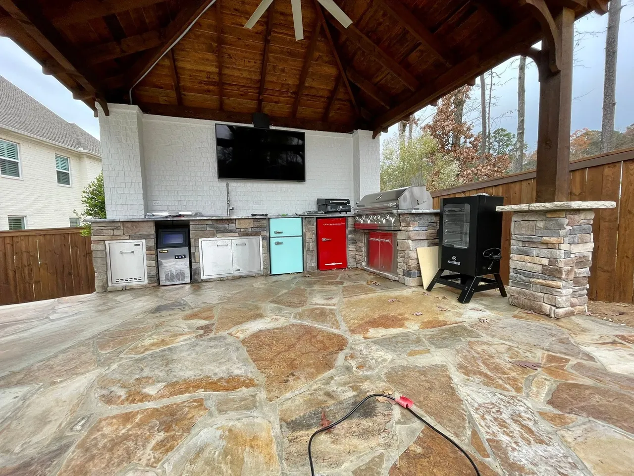 Outdoor Living, Retaining Walls & Chimneys