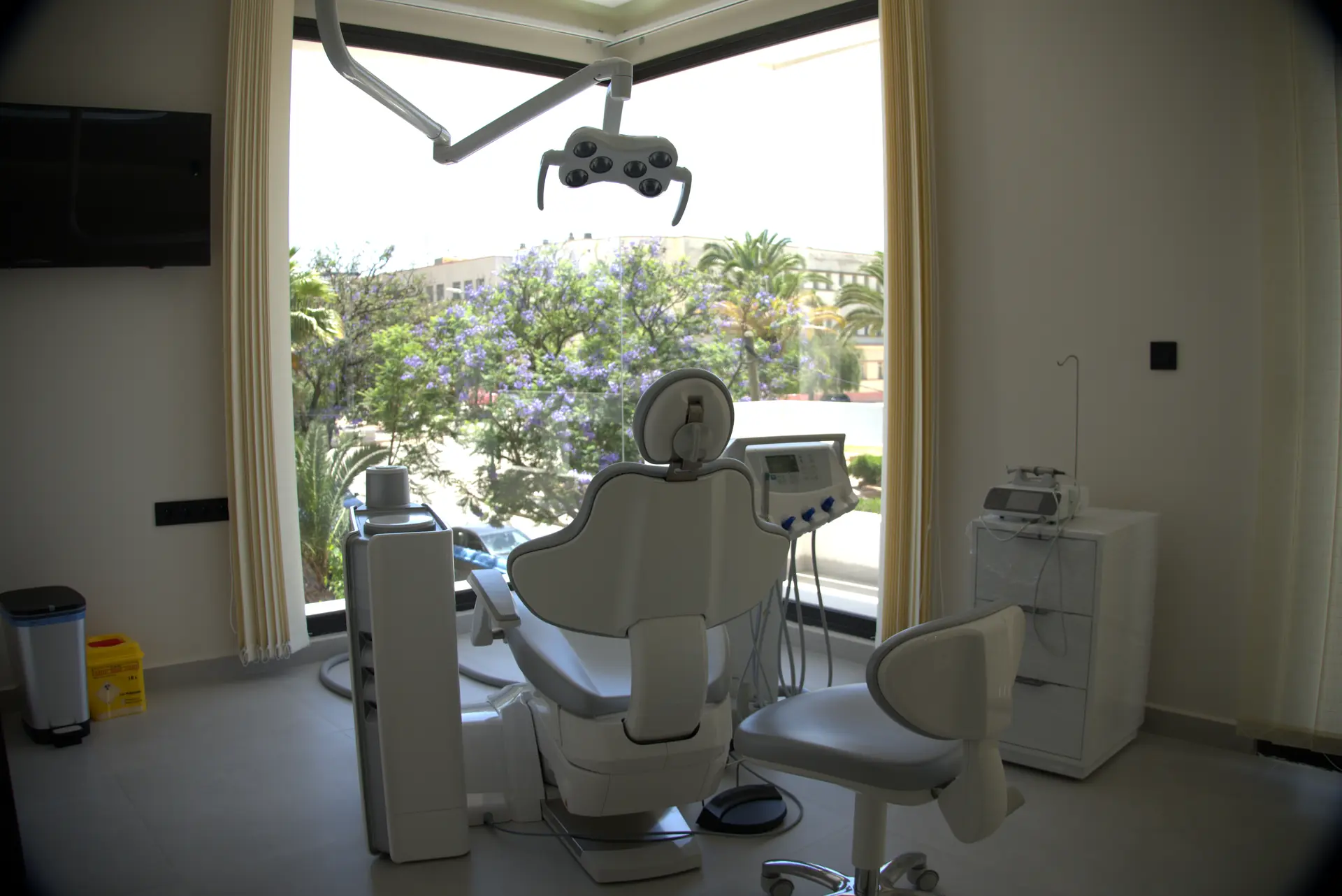 Salle lumineuse de la clinique