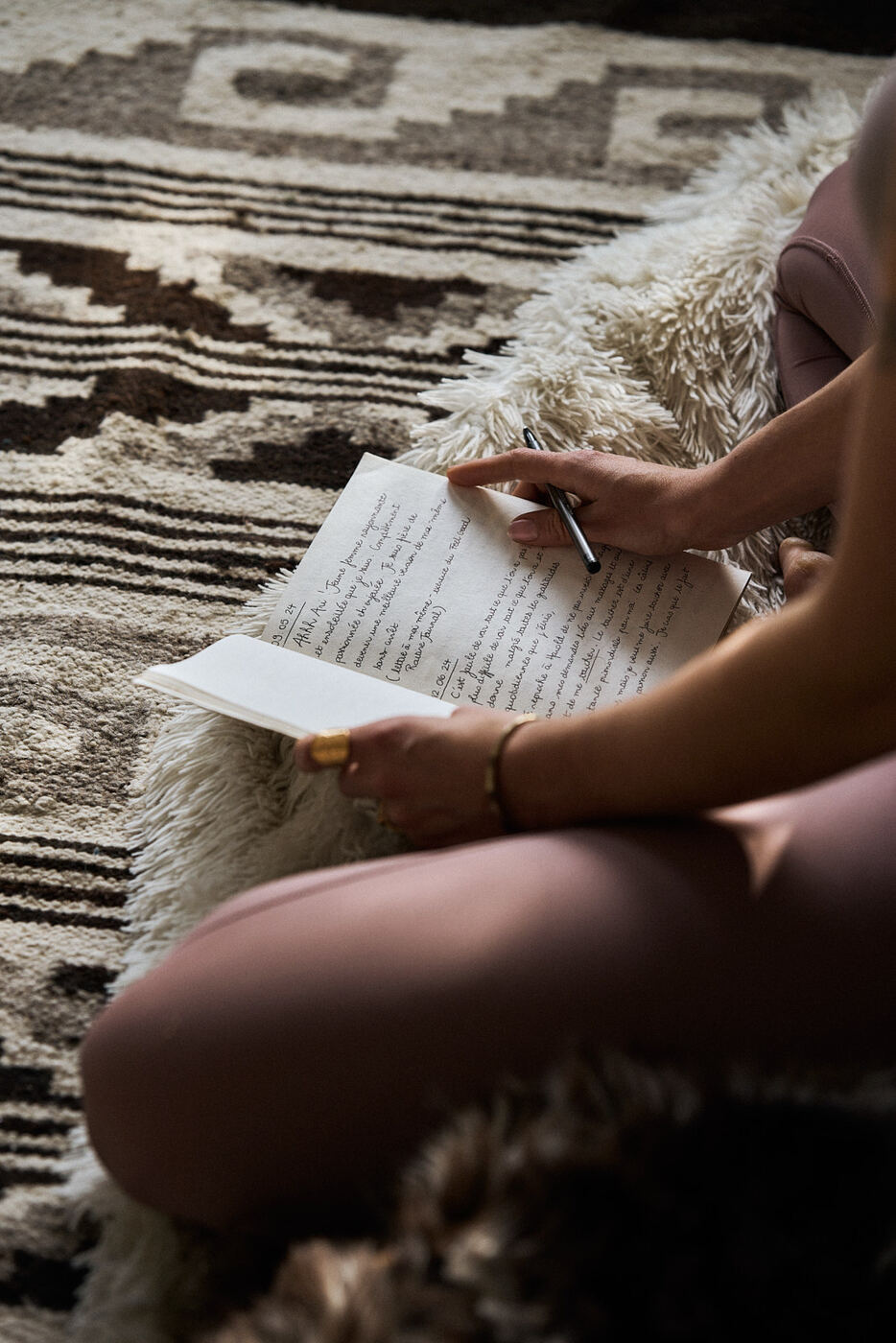 Carnet ouvert avec des notes manuscrites — exercice de journaling du guide