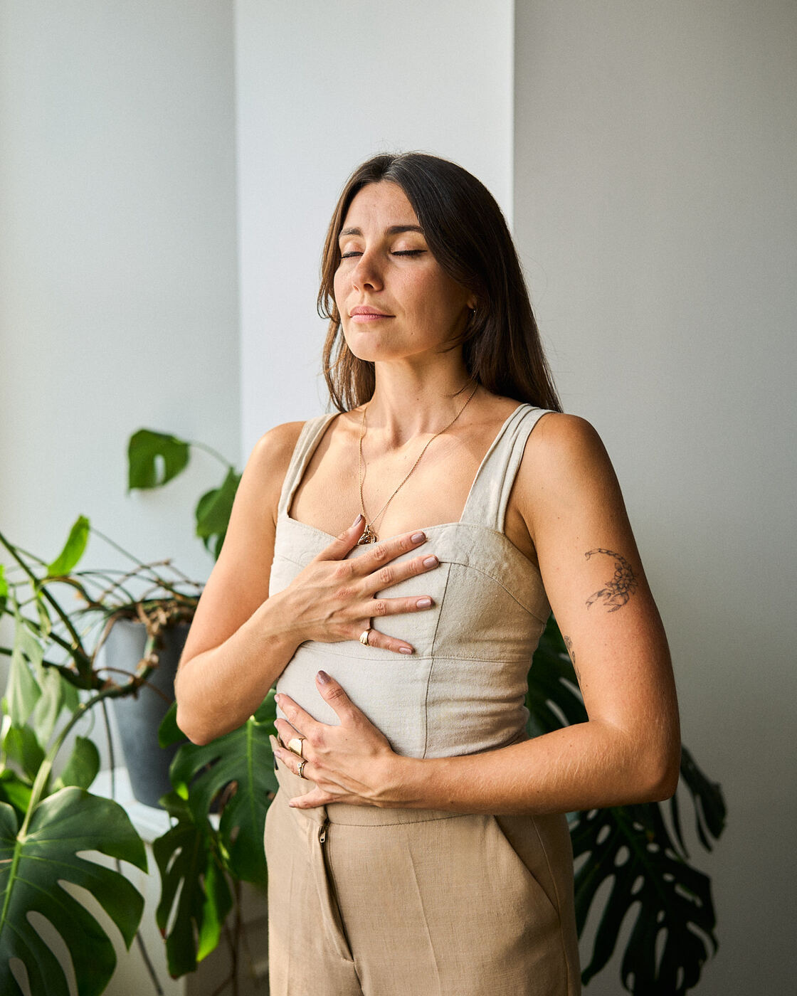Femme les yeux fermés, une main sur le cœur, en pleine respiration consciente
