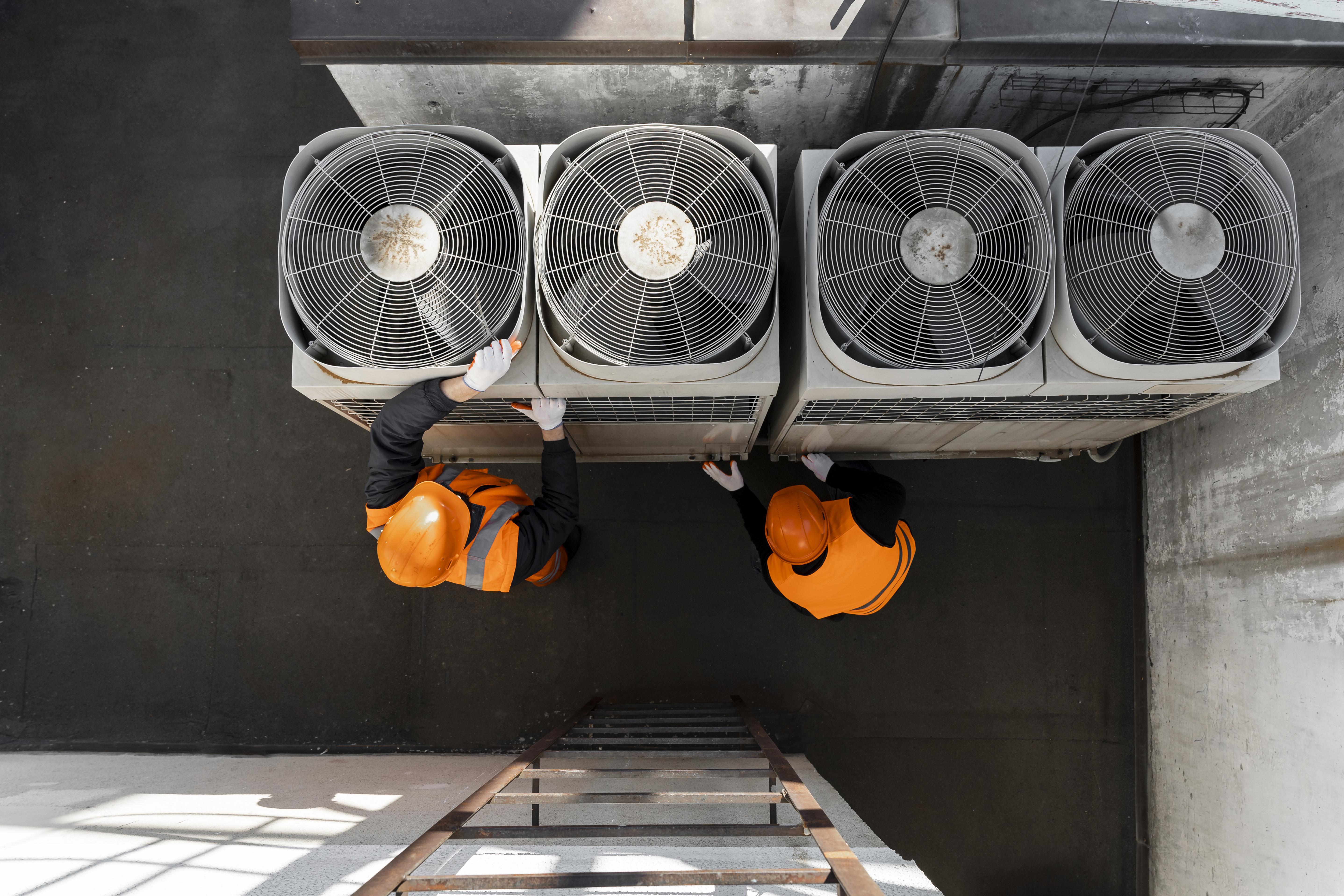 Monteurs controleren ventilatiesysteem – Automation-Plan helpt installateurs online groeien
