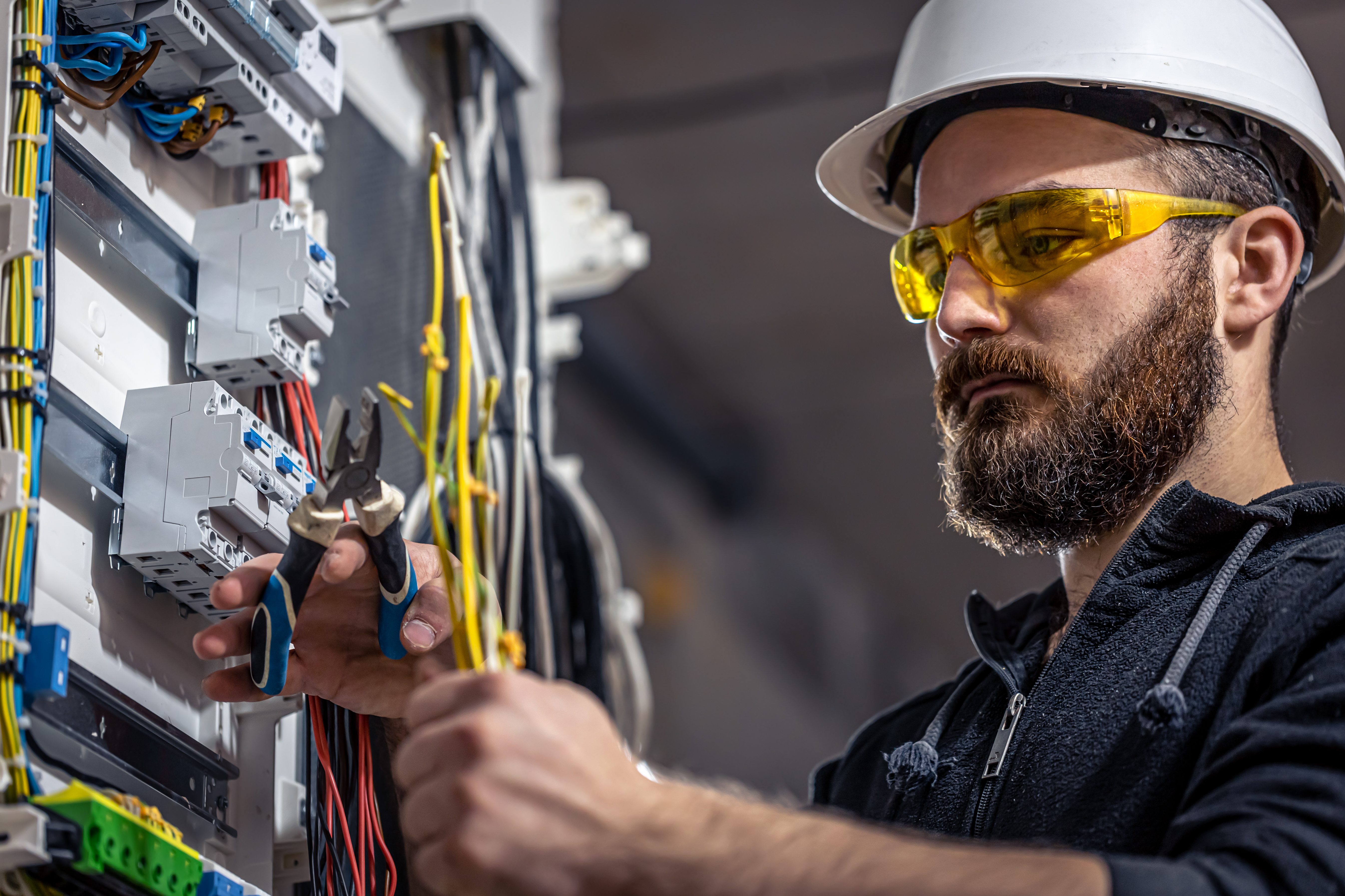 Elektricien werkt aan meterkast – webdesign en marketing via Automation-Plan