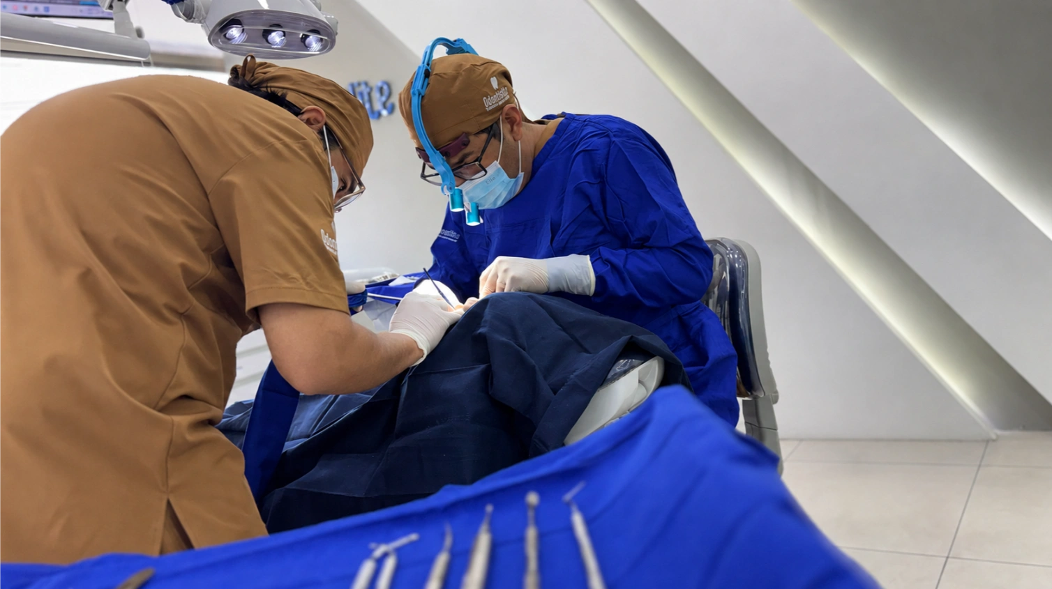 Dentista realizando procedimiento