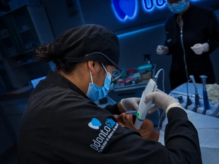 Dentista realizando escaneo intraoral digital
