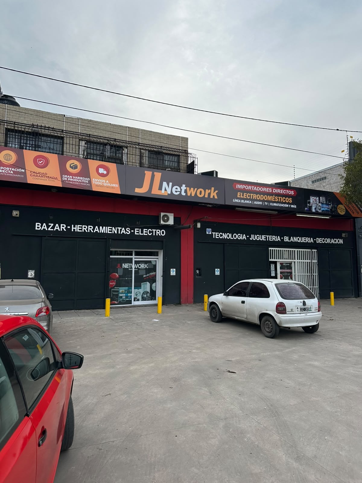 Pasillos de un local mayorista de JL Network con estanterías surtidas de productos para el hogar