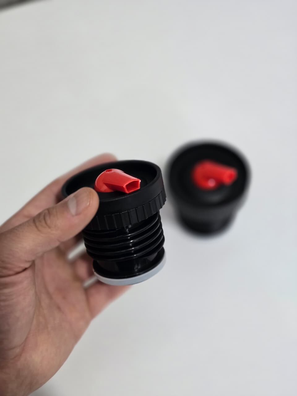 TAPA DE TERMO CON PICO CEBADOR