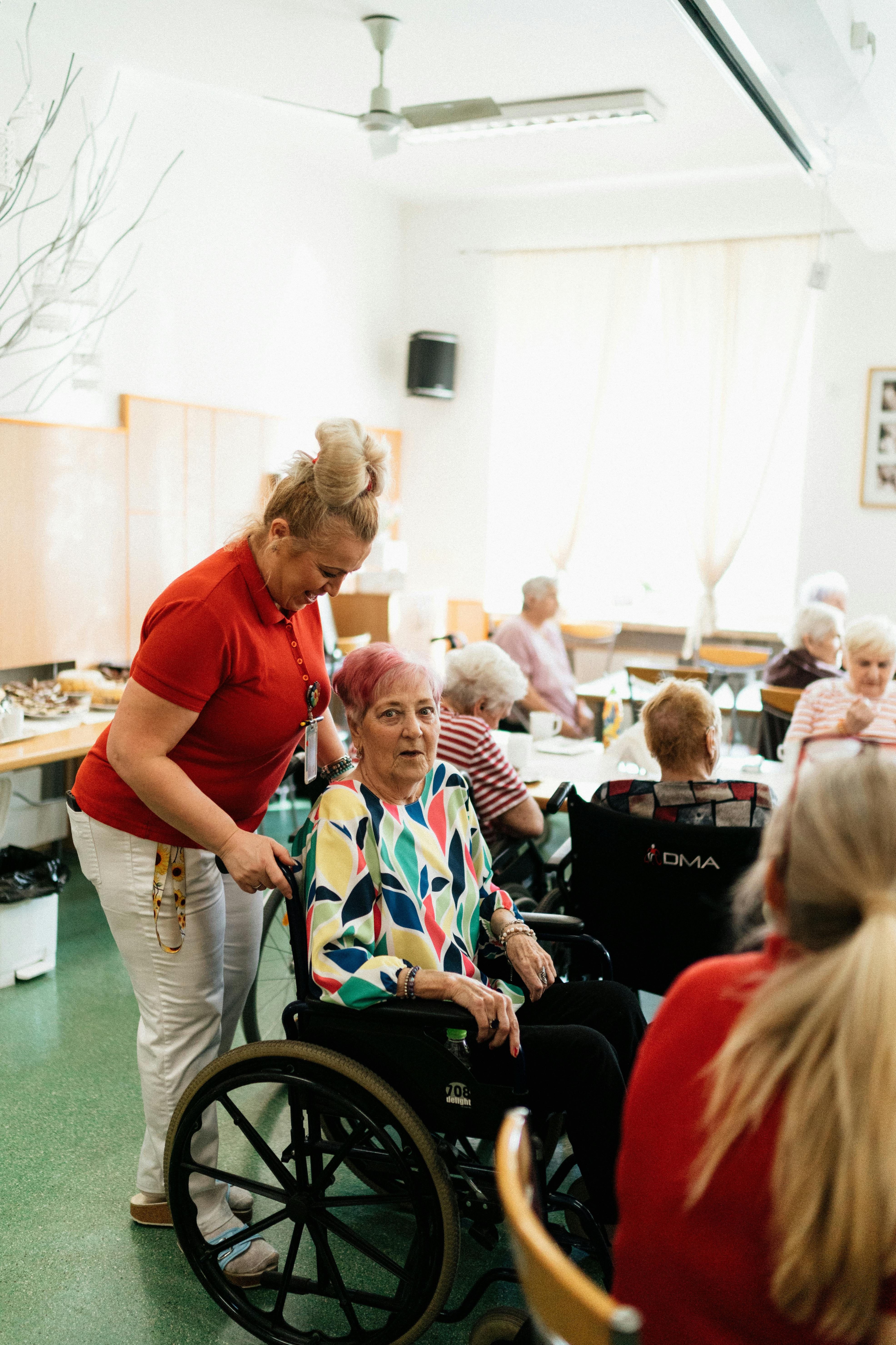 Specialized Alzheimer's and dementia caregiver providing memory care support to a senior in Irvine, CA — Lynda's Home Health Care