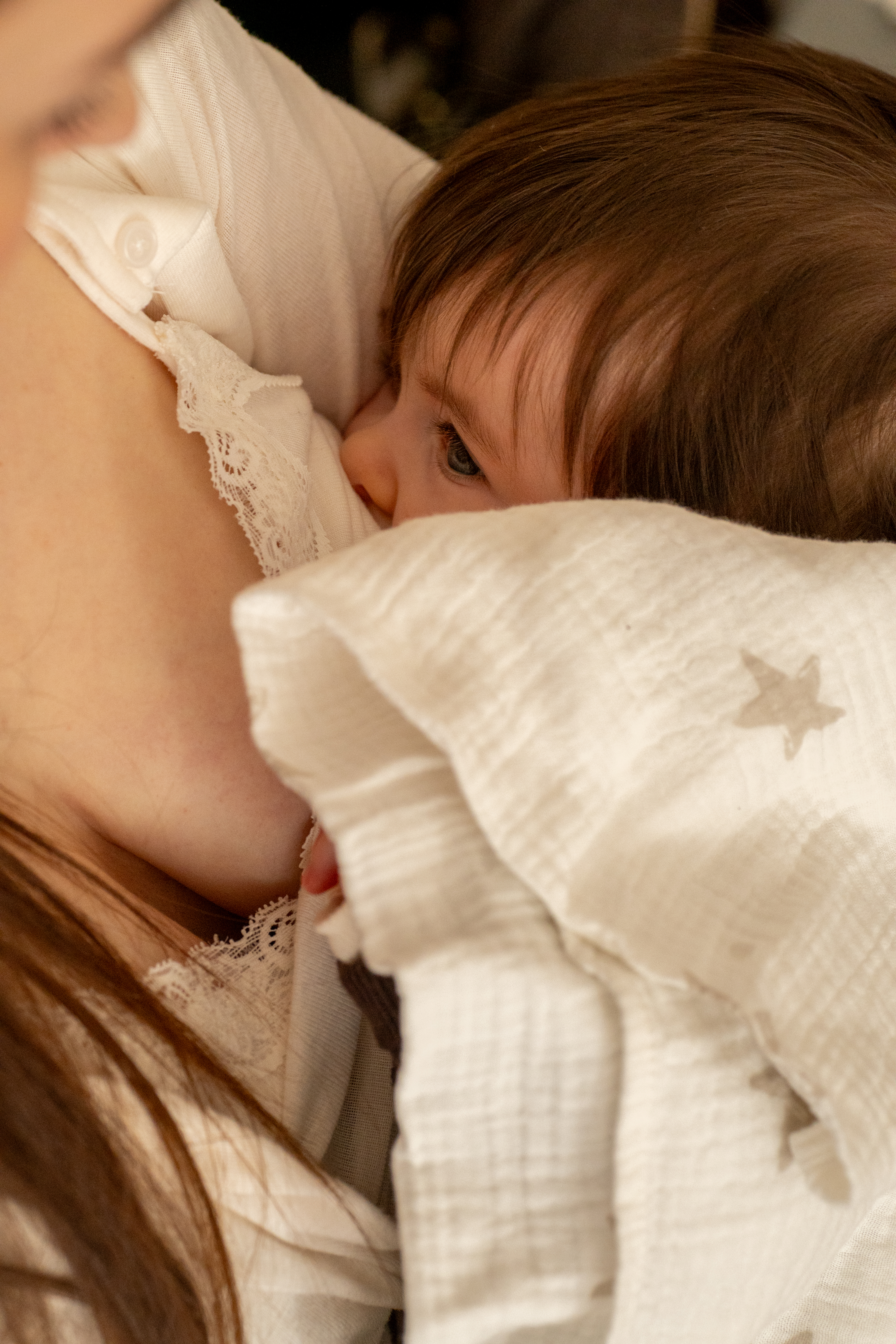 maman qui allaite son enfant 