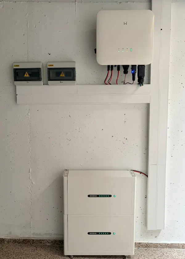 Inversor Huawei y batería instalados en la pared de una vivienda