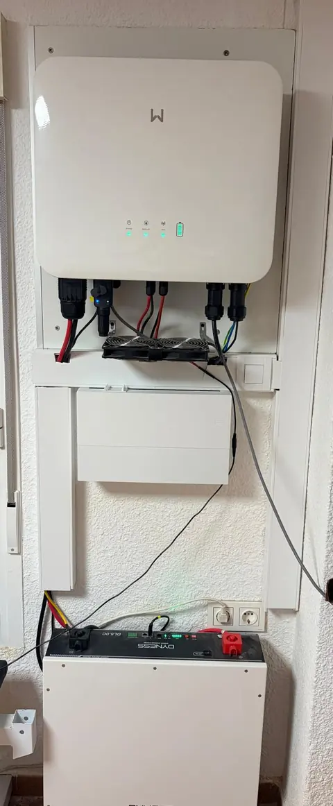 Inversor y batería instalados en la pared de una vivienda, con los indicadores encendidos