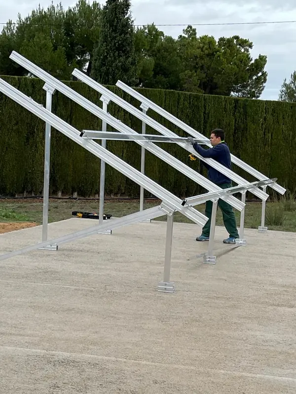 Un instalador de Cervera monta la estructura de aluminio de una instalación en suelo
