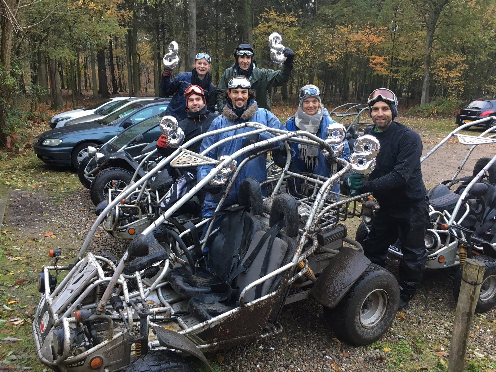 Collega's tijdens een teamuitje met buggy's