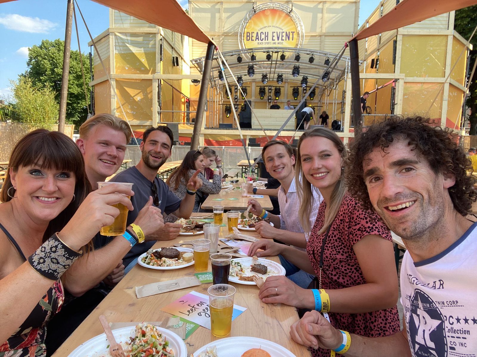 Het team van Claessens | van de Rijt samen op een festival