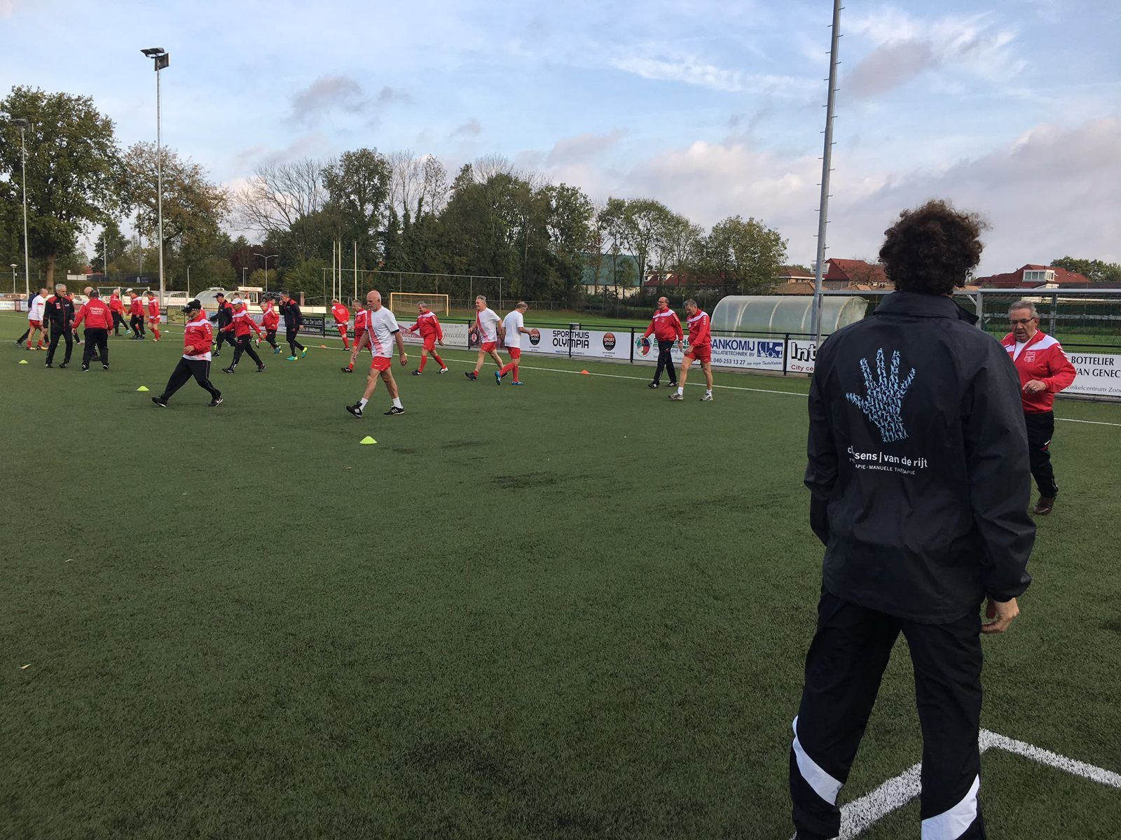 Fysiotherapeut van Claessens | van de Rijt langs het veld bij een voetbaltraining