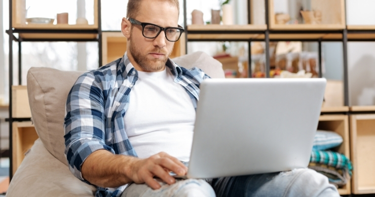 Self-employed worker estimating annual income to apply for ACA health insurance with fluctuating earnings. Self-employed worker estimating annual income to apply for ACA health insurance with fluctuating earnings.