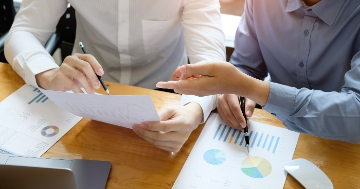 Insurance advisor helping self-employed client report fluctuating income for ACA Marketplace plan. Insurance advisor helping self-employed client report fluctuating income for ACA Marketplace plan.
