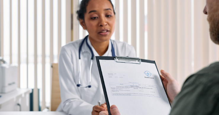 Médico explicando a un paciente la lista de medicamentos cubiertos en el formulario de un seguro de salud. Médico explicando a un paciente la lista de medicamentos cubiertos en el formulario de un seguro de salud.