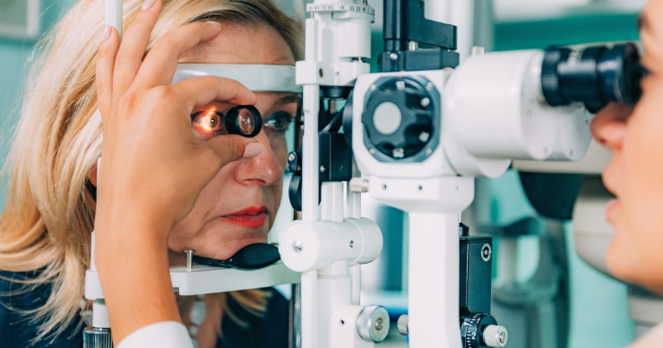 Oftalmólogo examinando la retina de un paciente mediante una lámpara de hendidura en un consultorio médico. Oftalmólogo examinando la retina de un paciente mediante una lámpara de hendidura en un consultorio médico.
