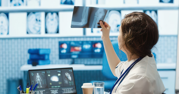 Un radiólogo examinando imágenes de una radiografía digital e histerografía en la pantalla de un centro de diagnóstico. Un radiólogo examinando imágenes de una radiografía digital e histerografía en la pantalla de un centro de diagnóstico.