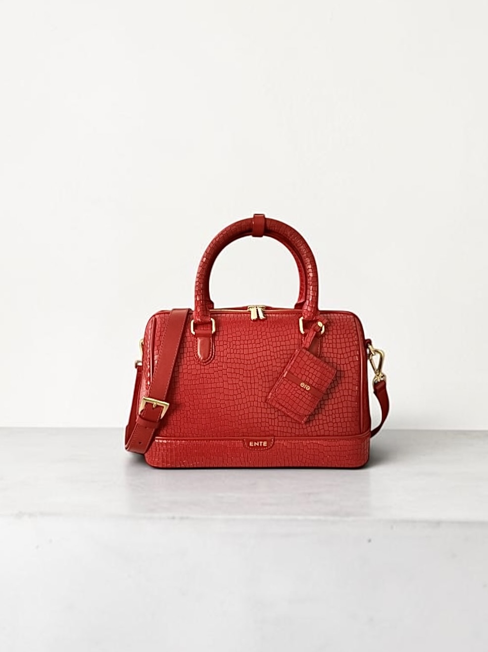 ENTE Roomy V2 in its closed structured handbag form