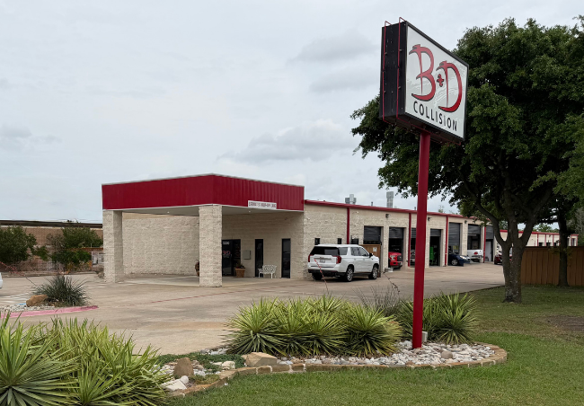 Outside view of B&D Collision in Mesquite TX